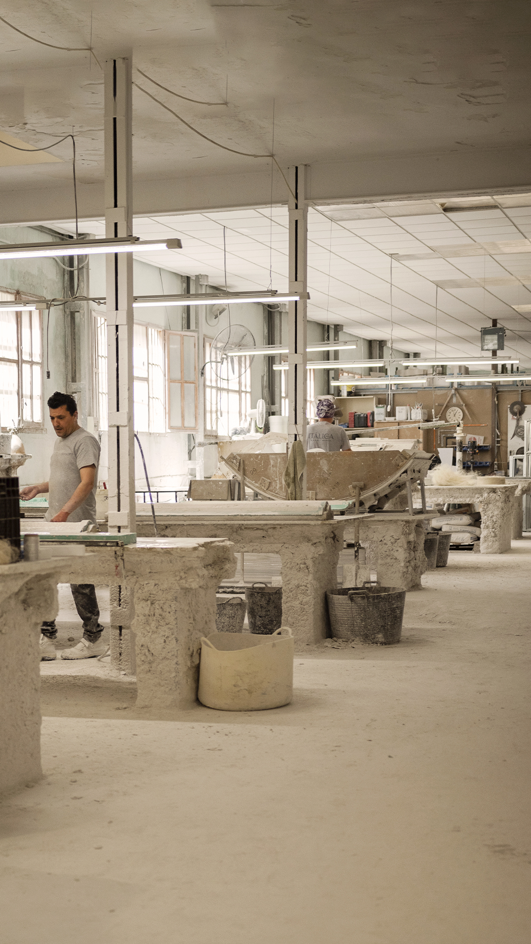 Fabricación artesanal de cornisas y molduras de escayola personalizadas - Más de 50 años de experiencia en elementos decorativos arquitectónicos
