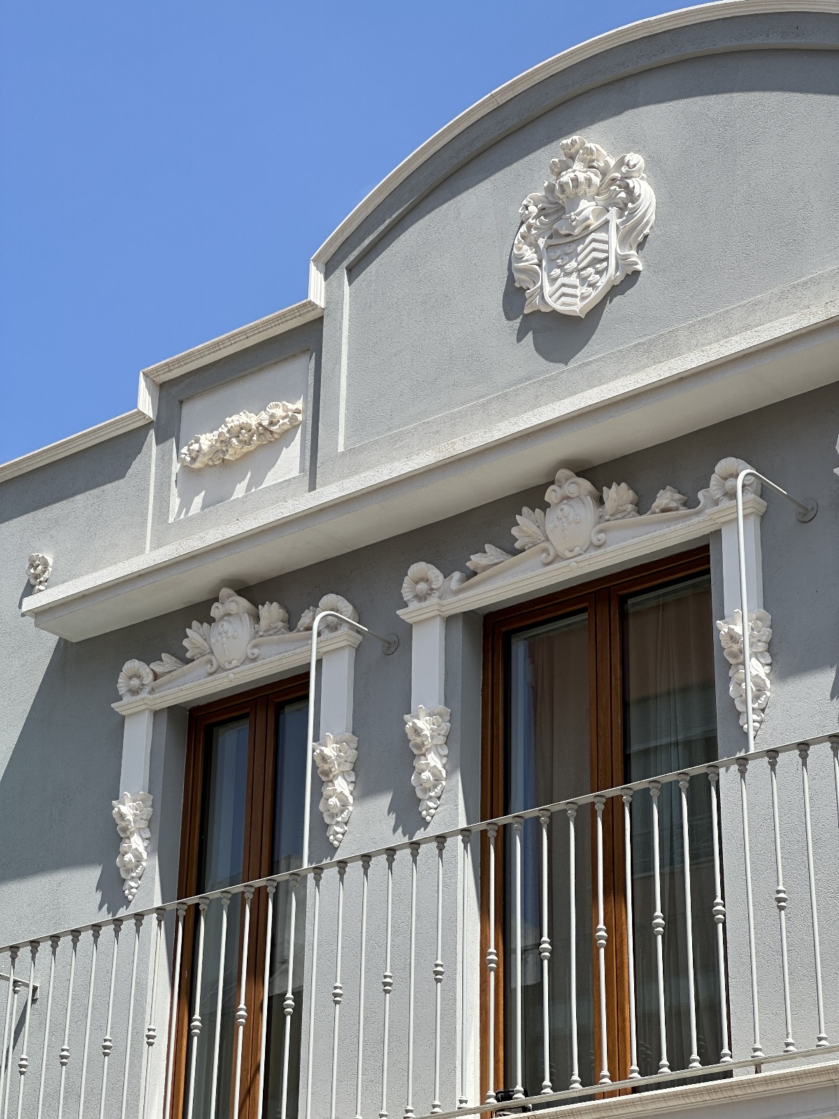 Fachada blanca restaurada - Proyecto de restauración arquitectónica de Italica